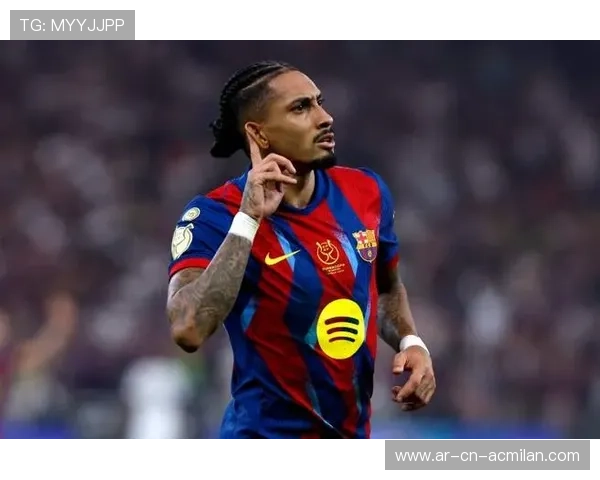 巴萨倒三角传回中路，拉菲尼亚迎球抽射破门