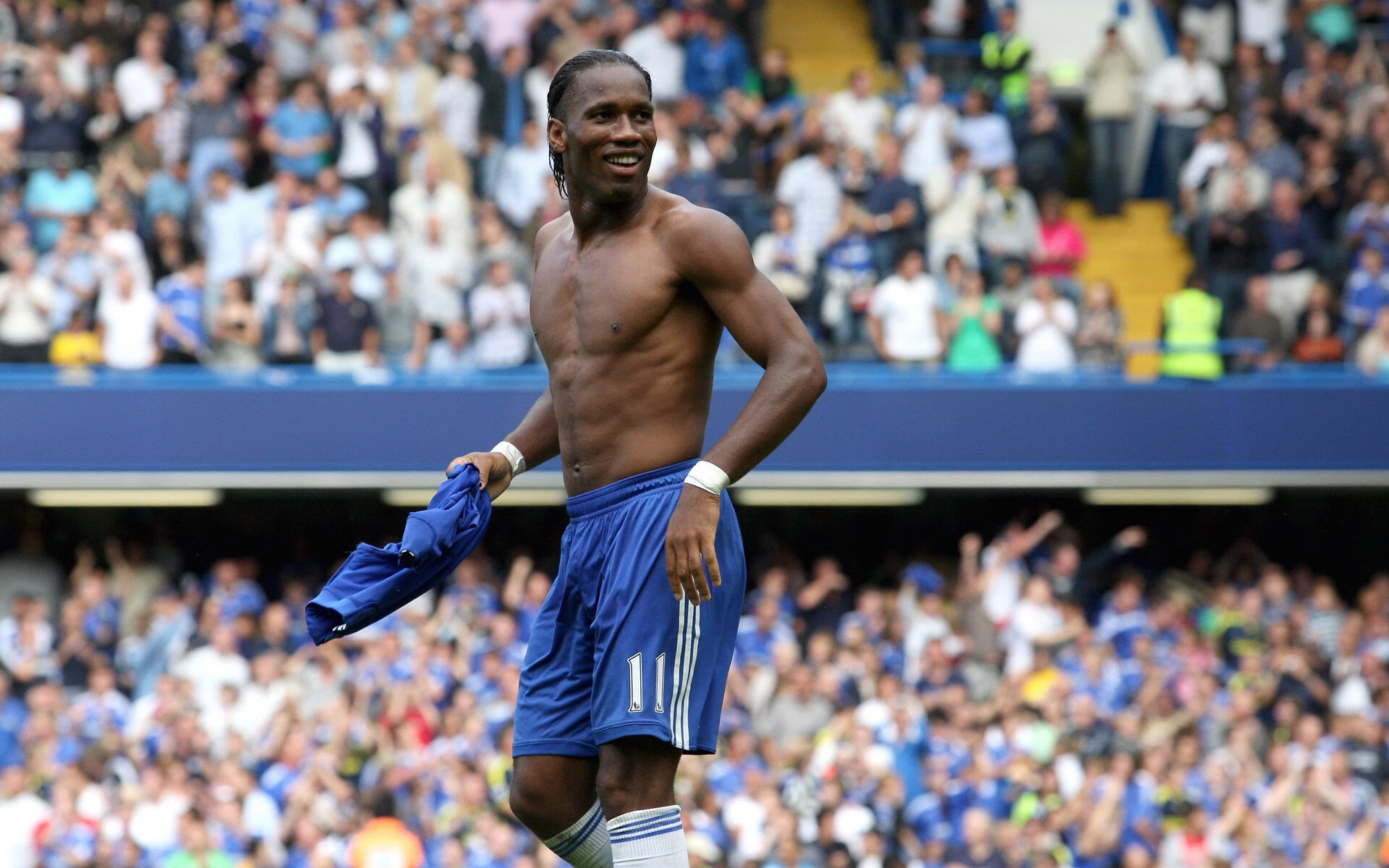 城市交警骑行技能竞技赛 锥桶绕行一气呵成