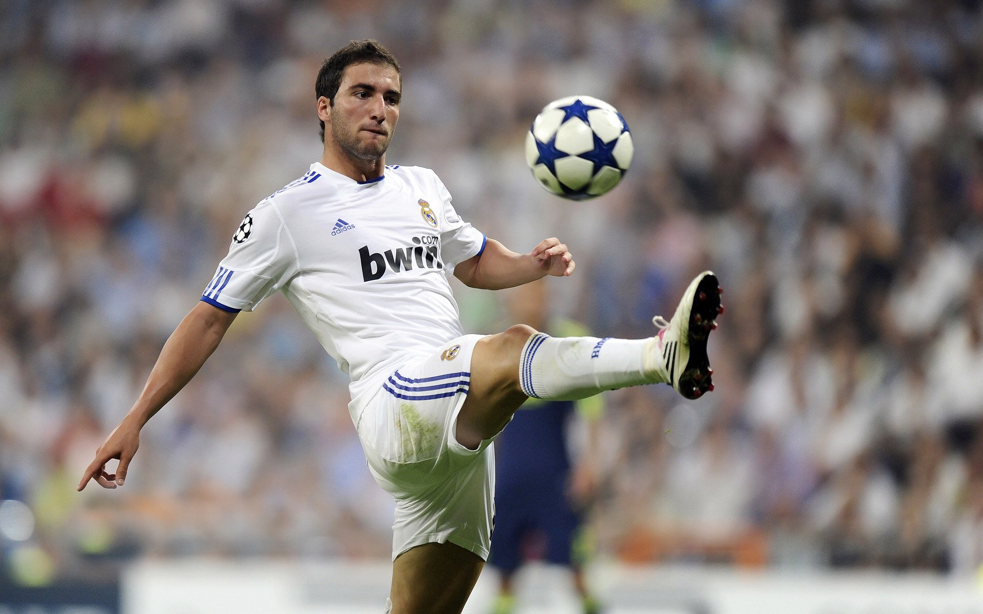 足球比赛门票销售火爆